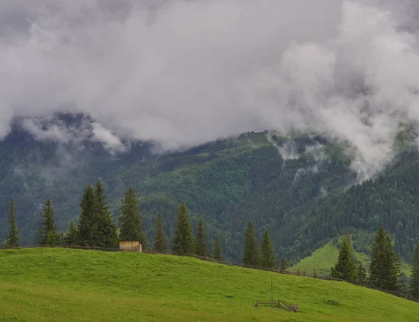 Bergslandskap i dimman. hus i bergen. — Stockfoto