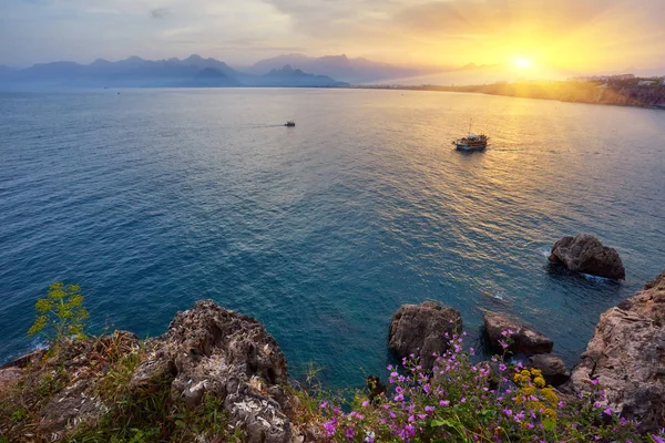 Un barco con montañas Tauro en Antalya, Turquía —  Fotos de Stock