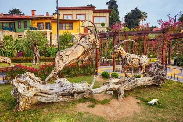 Antalya, Törökország-május 1, 2017: fából készült szobor Mermerli Park — Stock Fotó