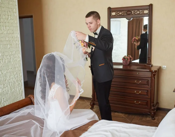 The first meeting of the bride and groom on the wedding day. Emo — Stock Photo, Image