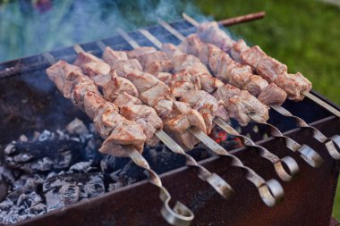 Mangal üzerinde pişirme shashlik