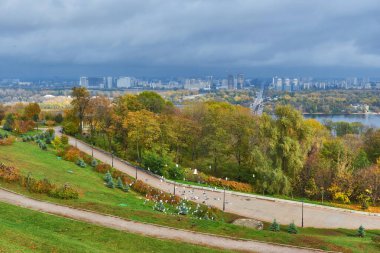 Kyiv 'deki yeşil parkın üzerindeki bulutlu mavi gökyüzü. Manzara görüntüsü. Par