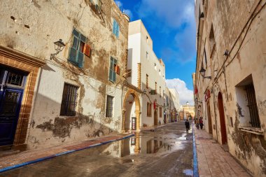 Medine giriş kulesi ve Essaouira 'daki eski şehir duvarları