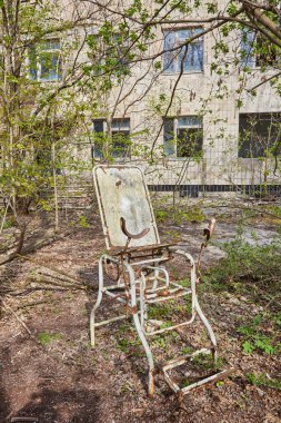 Ukrayna 'nın Pripyat şehrinde terk edilmiş bir hastane. Çernobil nükleer santralindeki nükleer patlamanın sonuçları.