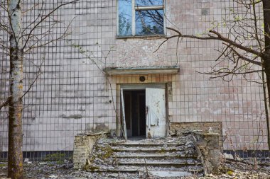 Ukrayna 'nın Pripyat şehrinde terk edilmiş bir hastane. Çernobil nükleer santralindeki nükleer patlamanın sonuçları.