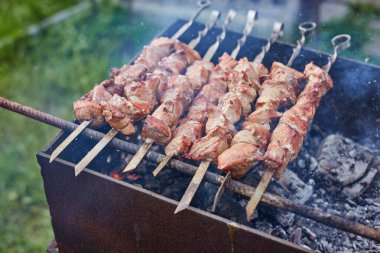 Şiş üzerindeki et ateşte kızarır.