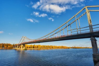 Dnieper Nehri 'ndeki yaya köprüsü, sonbahar manzarası, Ki
