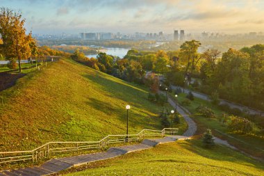 Kyiv 'deki yeşil parkın üzerindeki bulutlu mavi gökyüzü. Manzara görüntüsü. Par