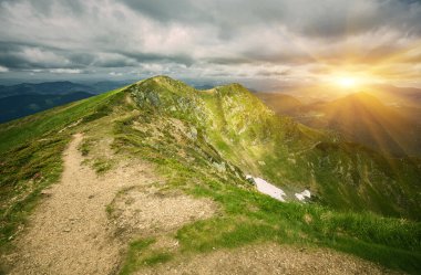 Dağ zirveleri ile güzel dağ manzarası