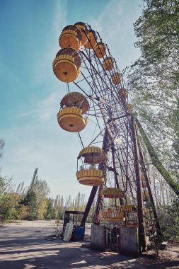 Pripyat 'taki eğlence parkında terk edilmiş dönme dolap..