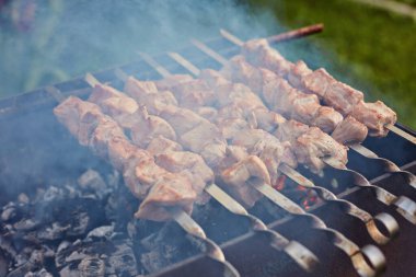 Şiş üzerindeki et ateşte kızarır.