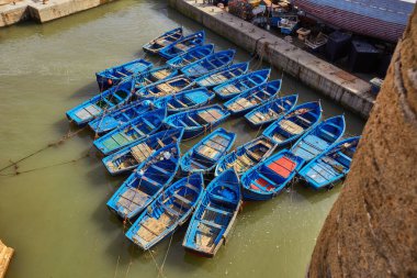 lots-in mavi balıkçı tekneleri limanda Essaouira