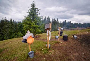 sabah sis kırmızı sıcak gündoğumu ve gökkuşağı dağlarda