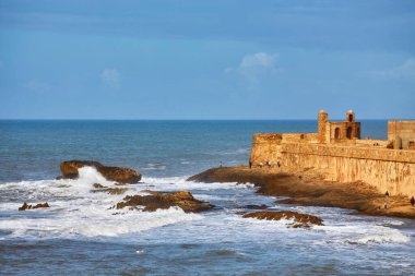 Essaouira Limanı 'ndaki Atlantik Okyanusu dalgalı