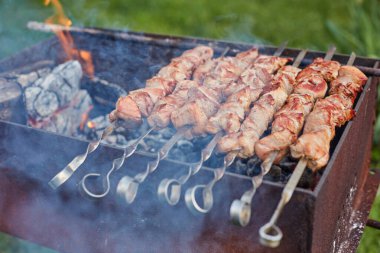 Şiş üzerindeki et ateşte kızarır.