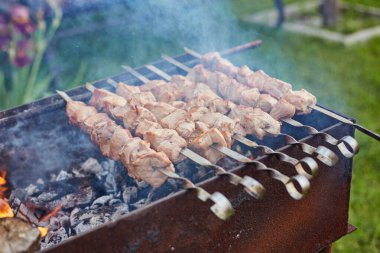 Mangal üzerinde pişirme shashlik