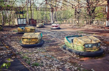 Pripyat şehrindeki harabe lunaparkta terk edilmiş arabalar Çernobil, Ukrayna 'nın Yasak Bölgesi
