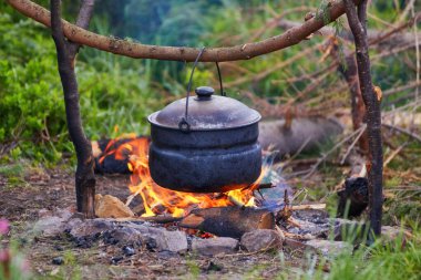 Yürüyüş sırasında ya da doğa yürüyüşü sırasında ormanda çaydanlık yanıyor..