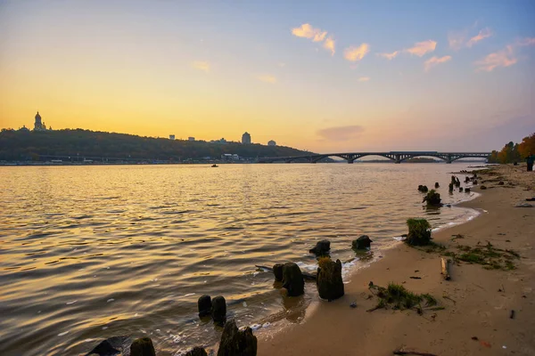 Pont métro à travers le fleuve Dniepr à Kiev . — Photo