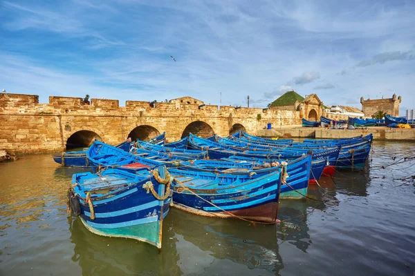 Blauwe vissersboten in de haven van Essaouira — Stockfoto