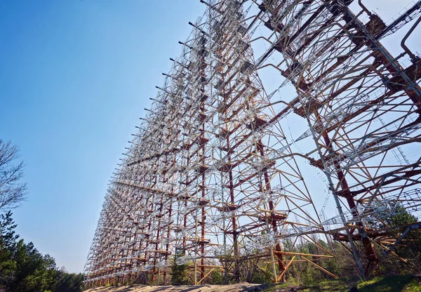 Een groot antenneveld. Sovjet radarsysteem Duga in Tsjernobyl kerncentrale. Abm raketverdediging. Antenneveld, over de horizon radar. — Stockfoto