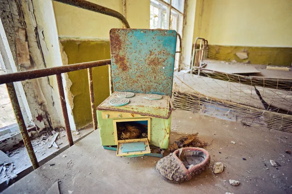 Старий покинутий дитячий садок у зоні виключення Чорнобильської ядерної катастрофи.. — стокове фото