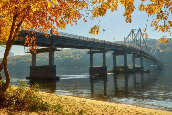 Puente peatonal sobre el río Dniéper, paisaje otoñal, Ki — Foto de Stock