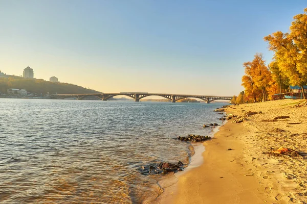 Pont métro à travers le fleuve Dniepr à Kiev . — Photo