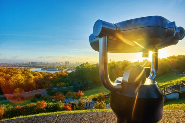 Cloudy blue sky over the green park in Kyiv. Landscape shot. Par — Stock Photo, Image