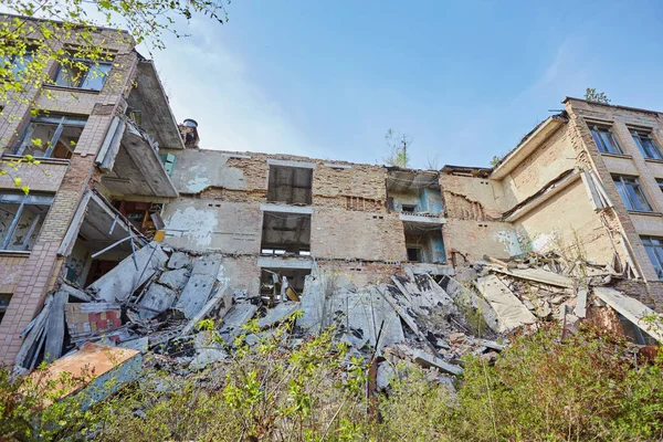 Zerstörte Schule in der Stadt Pripyt, in der Sperrzone — Stockfoto