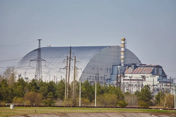 Reactor 4 en la central nuclear de Chernobyl con un nuevo confinamiento. Un desastre atómico global. Zona de exclusión de Chernobyl . —  Fotos de Stock