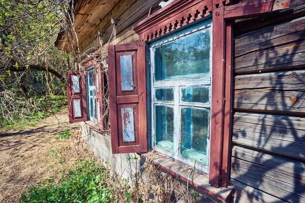 Maisons anciennes en ruine dans le village de Zalyssia situé dans la zone d'exclusion de Tchernobyl, emplacement touristique sombre populaire, Ukraine — Photo