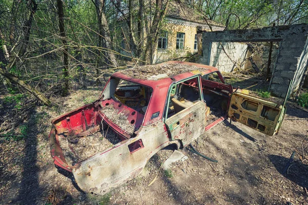 Zona muerta radiactiva de Chernobyl. Aparatos saqueados abandonados, coches, electrónica en Chernobyl accidente . — Foto de Stock