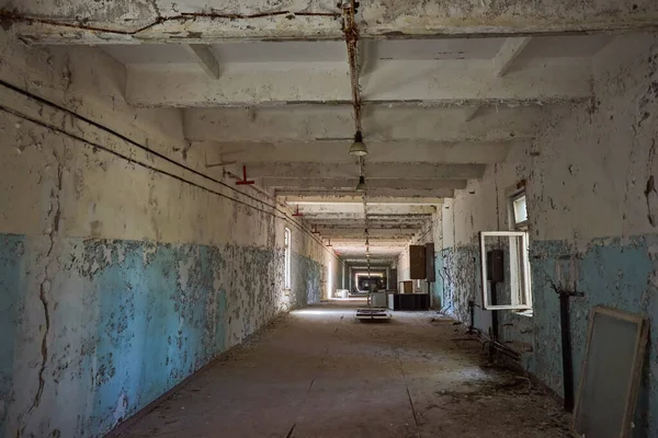 U.S.R. 'ın radar sistemindeki gizli askeri tesisin komuta merkezini yok etti. Çernobil nükleer santrali, yağmalanmış askeri komuta merkezi.. — Stok fotoğraf