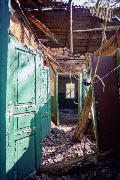 Maisons anciennes en ruine dans le village de Zalyssia situé dans la zone d'exclusion de Tchernobyl, emplacement touristique sombre populaire, Ukraine — Photo