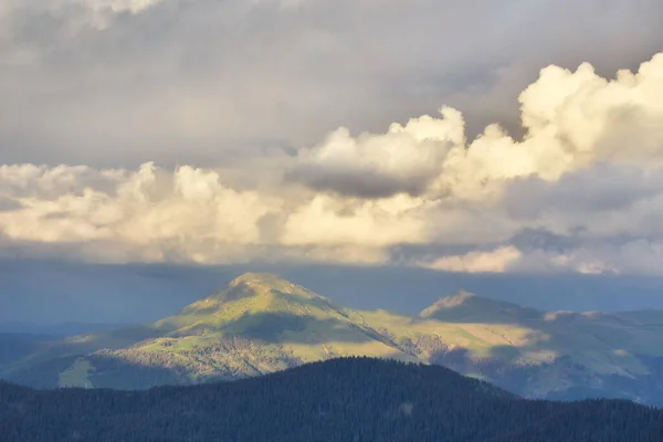 Picos de montaña con nubes acercándose a ellos —  Fotos de Stock