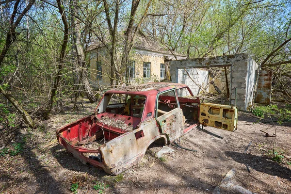 Zona muerta radiactiva de Chernobyl. Aparatos saqueados abandonados, coches, electrónica en Chernobyl accidente . — Foto de Stock