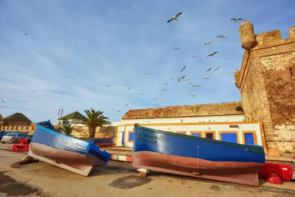 Veel van blauwe vissersboten in de haven van essaouira — Stockfoto