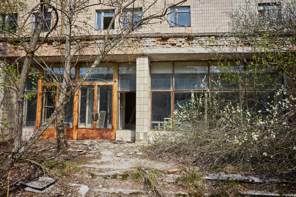 Полишив лікарню в місті Прип'ять, Україна. Наслідки ядерного вибуху на Чорнобильській АЕС. — стокове фото