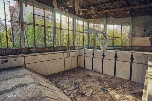 Schwimmbad in Pripjat, der Geisterstadt in der Sperrzone von Tschernobyl, die nach der Atomkatastrophe eingerichtet wurde — Stockfoto