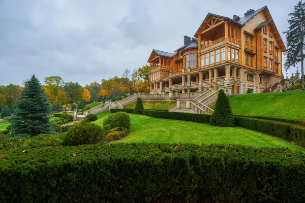 Vackert hus i nationalparken i Ukraina. — Stockfoto
