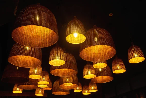 Lokalt formade lampor i tak mot mörk bakgrund, många spaltlampor — Stockfoto