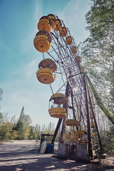Opuszczony diabelski młyn w parku rozrywki w Prypeci. — Zdjęcie stockowe