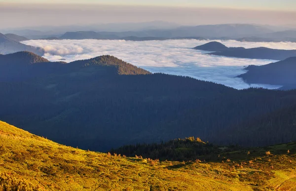 Beautiful white cloud sky, with fog on the morning. Fog in the morning with mountain — Stock Photo, Image