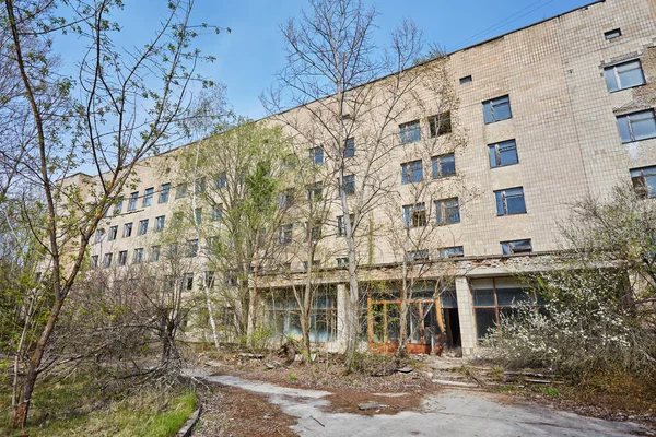 Abandoned hospital in the city of Pripyat, Ukraine. Consequences of a nuclear explosion at the Chernobyl nuclear power plant — Stock Photo, Image