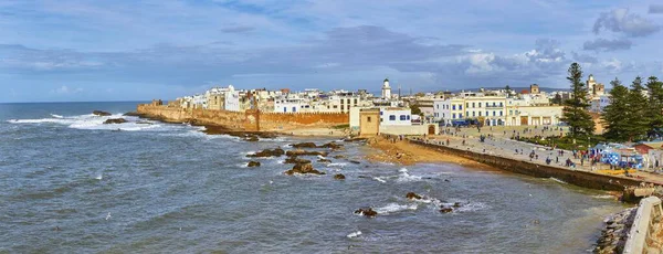 Oceano Atlantico tempestoso sulla riva di Essaouira — Foto Stock