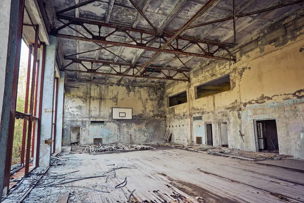 Escuela abandonada en Pripyat, zona de Chernobyl. Gimnasio abandonado . — Foto de Stock