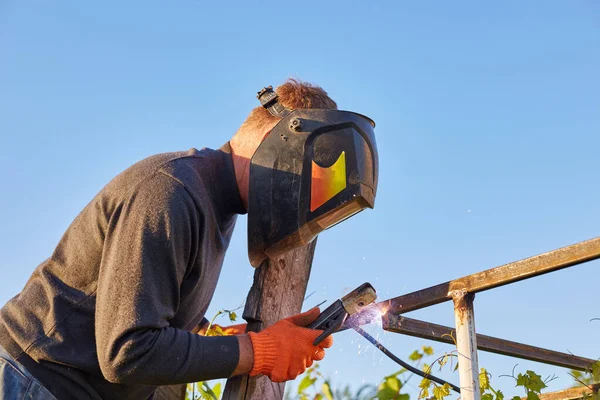 Maschio in saldature maschera viso — Foto Stock