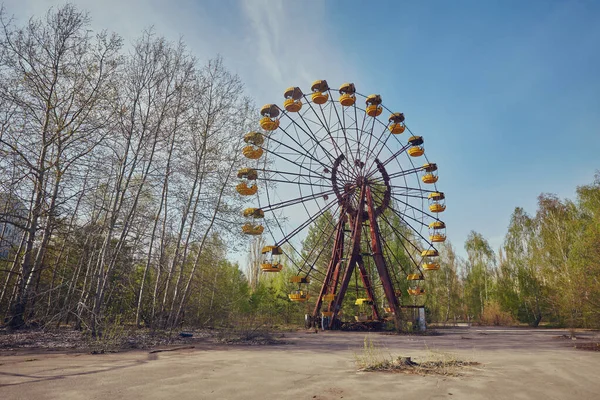 Das verlassene Riesenrad im Vergnügungspark in Pripyat. — Stockfoto