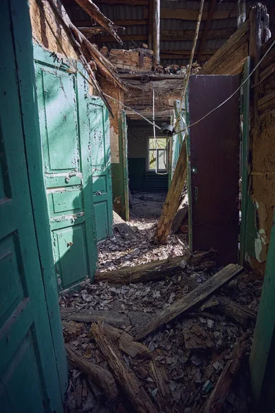 Maisons anciennes en ruine dans le village de Zalyssia situé dans la zone d'exclusion de Tchernobyl, emplacement touristique sombre populaire, Ukraine — Photo